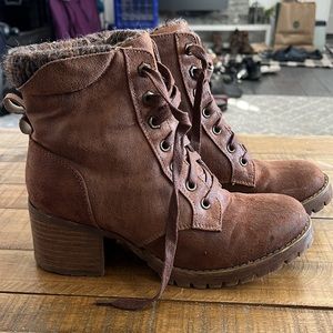 Women’s Carlos Santana brown Zippered Hiking Boot. Size 8.5